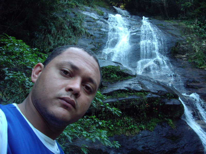 Cachoeira do Cascatinha, no início da caminhada, um verdadeiro convite para uma caminhada.